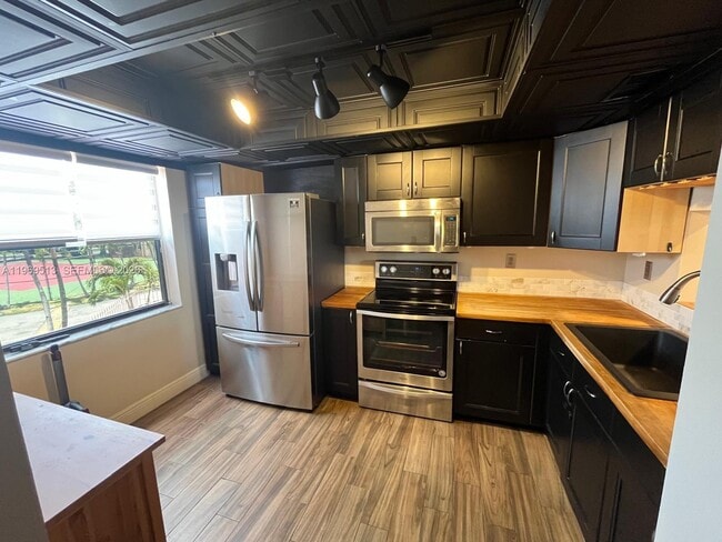 Building Photo - 271 W Park Dr