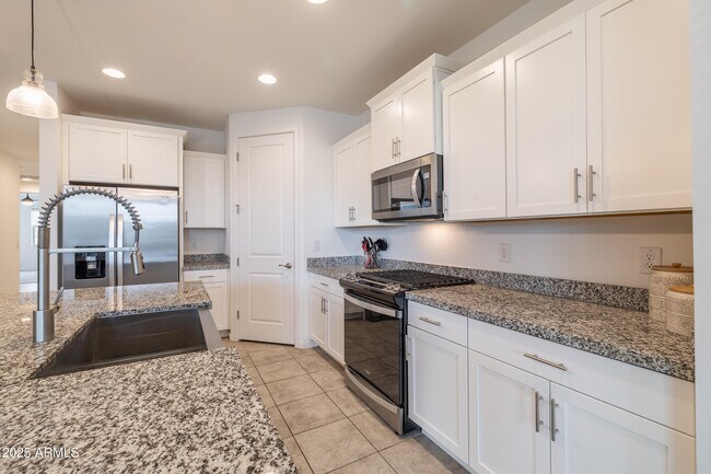 Building Photo - 6810 W Pedro Ln