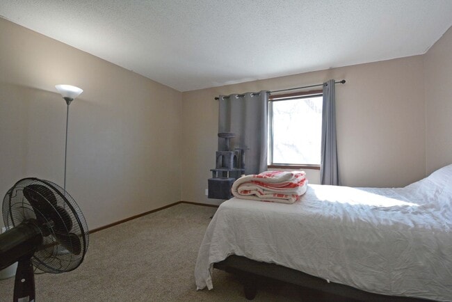 Building Photo - Beautiful 3-Bed 2-Bath Townhouse in Brooklyn Park!