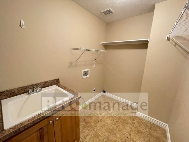 Building Photo - 4 Bed, 3 Bath Town Home w/ 2 Car Garage - ...