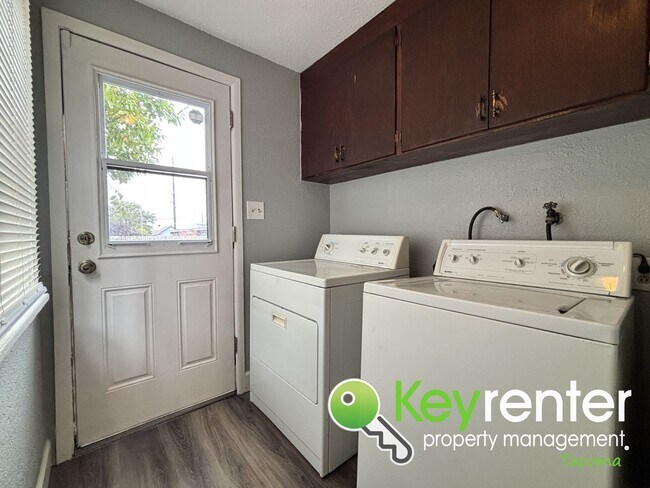 Building Photo - 4 Bedroom 2 Bathroom Tacoma Rental with Ga...