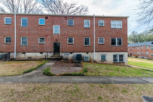 Building Photo - 2 bed/1 bath apartment for rent in Summerville, in-unit washer & dryer!