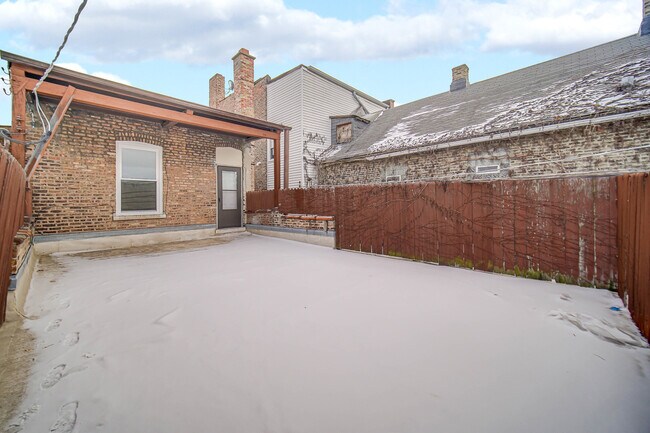 Building Photo - 1002 N Western Ave