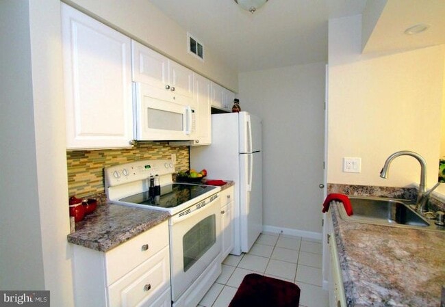 Building Photo - 5818 Royal Ridge Dr