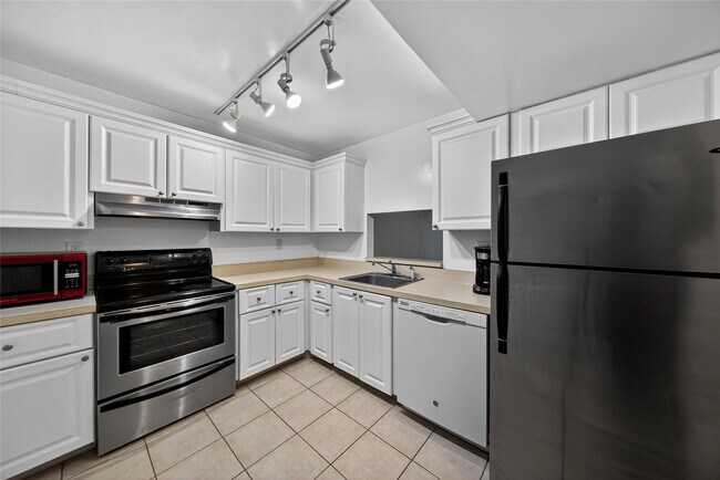 Building Photo - 711 N Pine Island Rd