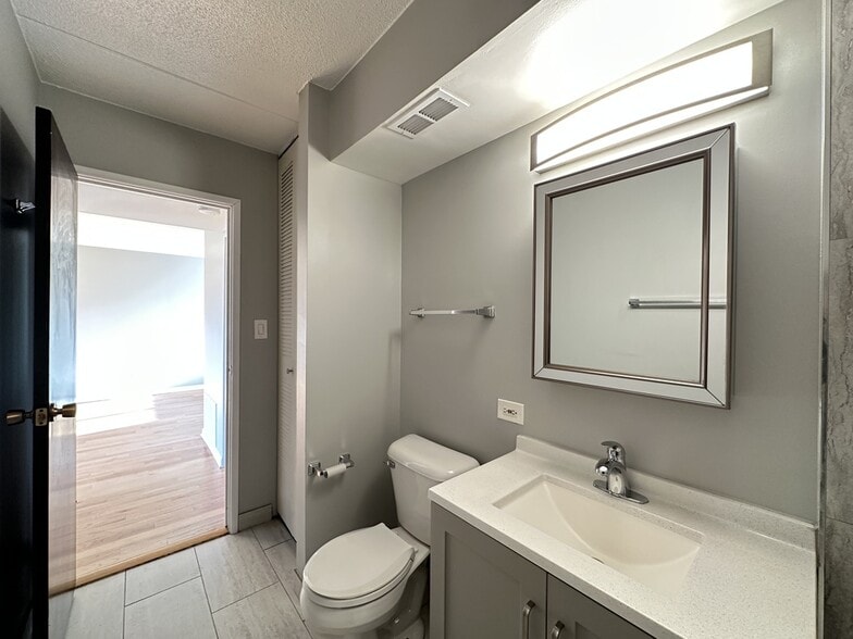 Building Photo - 525 N Quentin Rd