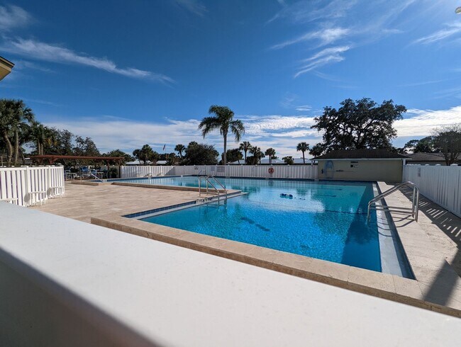 Building Photo - 11316 W Bayshore Dr