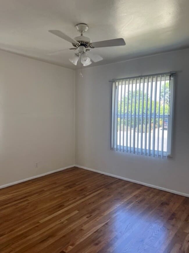 Building Photo - 2 Bedroom, 1 Bath Home with large yard in Lakewood