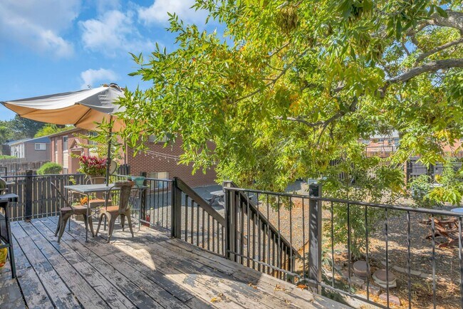 Building Photo - 2 Bed, 1 Bath Condo in the Goldsmith Neighborhood!