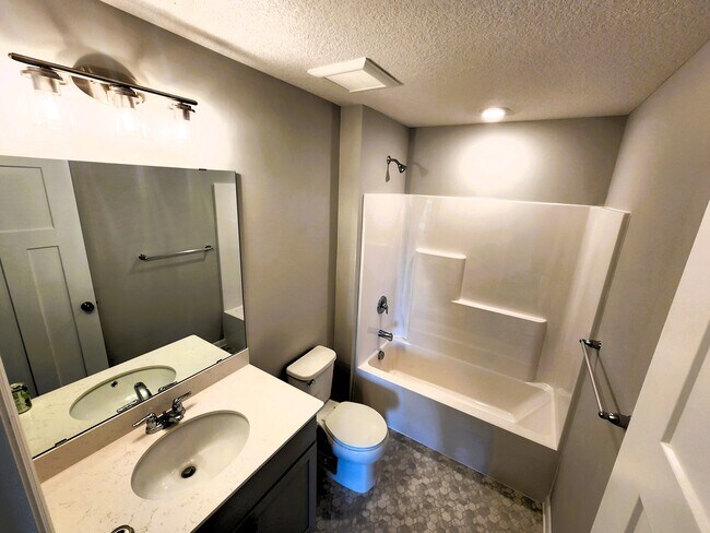 Upper level bath - 13616 Busch Ln