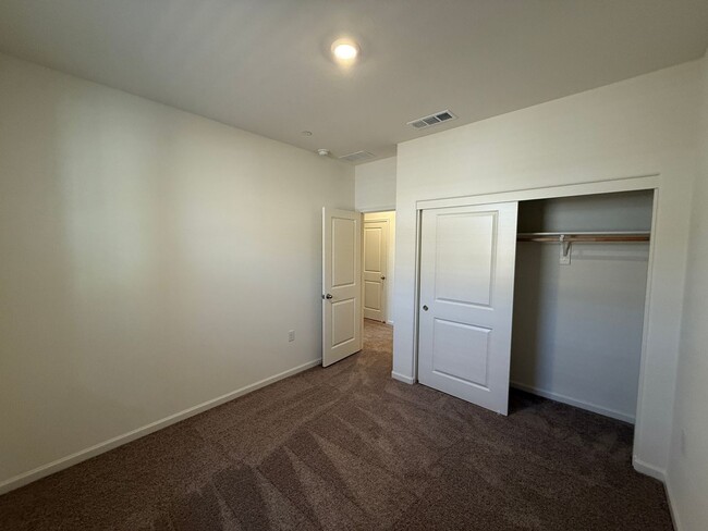 Building Photo - Brand NEW single story home in Hughson!