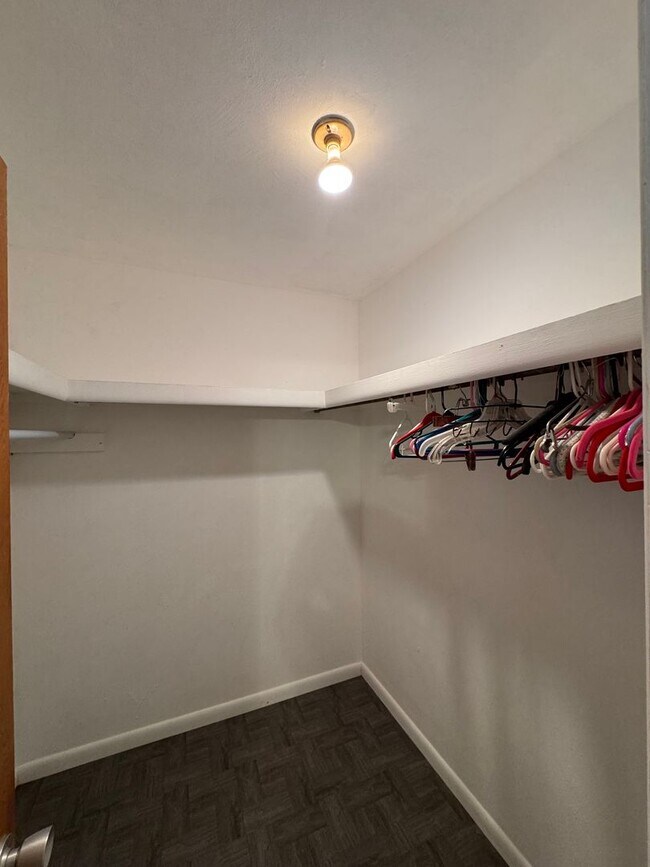 Building Photo - 624 N Crooked Lake Dr