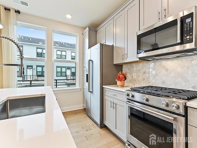 Building Photo - 715 Parker Blvd