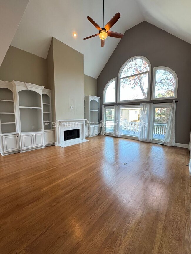 Building Photo - 425 Water Shadow Ln