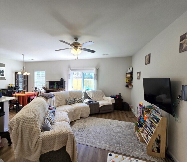 Building Photo - 1922 Flagpole Dr