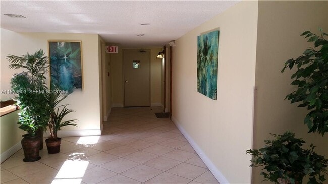 Building Photo - 220 Lakeview Dr