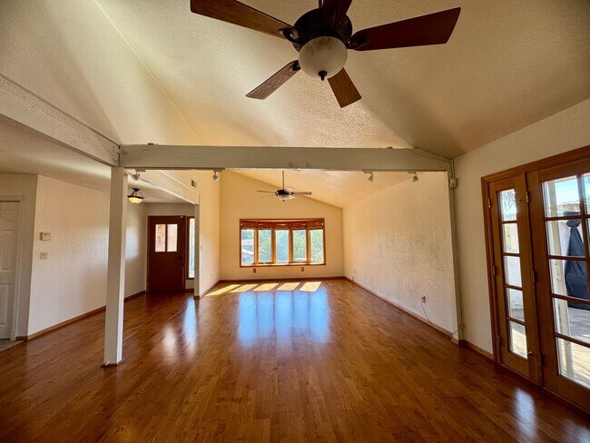 Building Photo - 2555 Westridge Dr