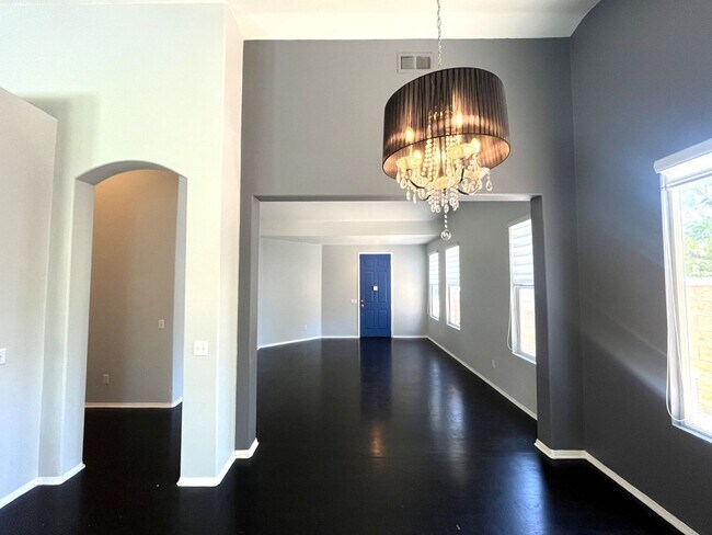 Building Photo - 3 bed, 2 bath located in Corona, CA!