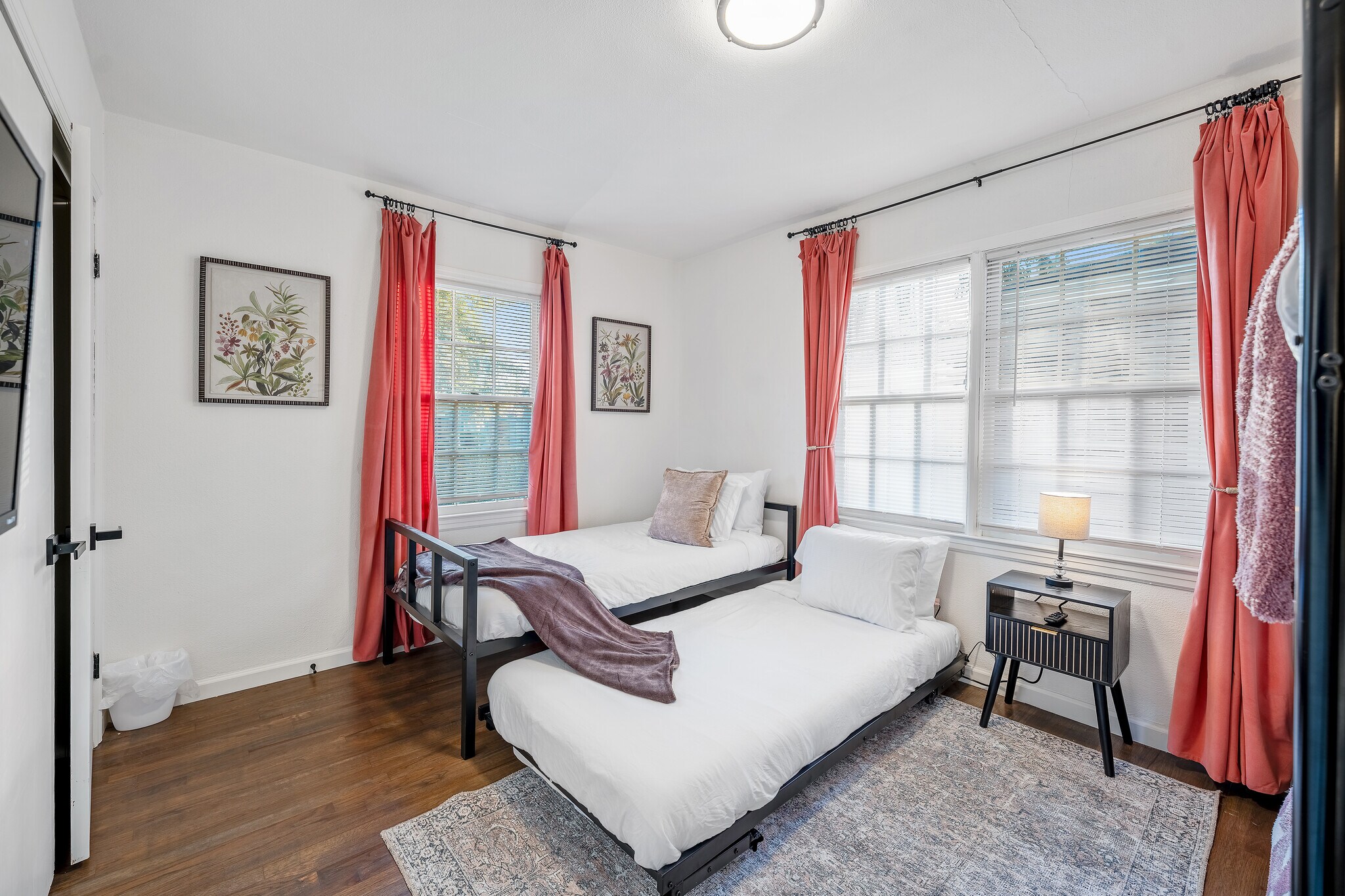 Building Photo - 1464 E 41st St