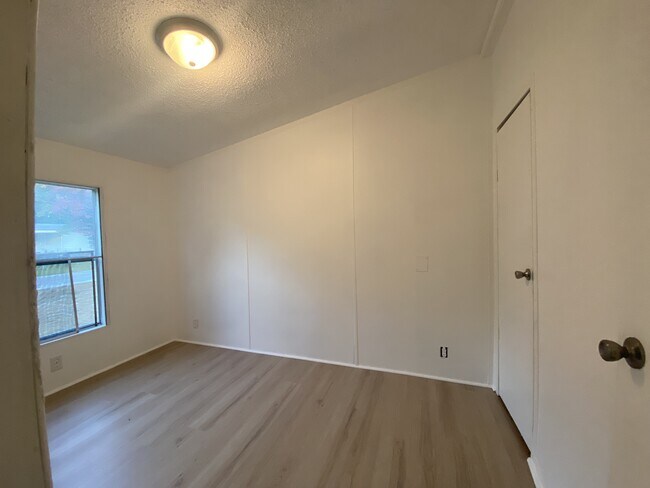 Building Photo - 2279 Sharon St