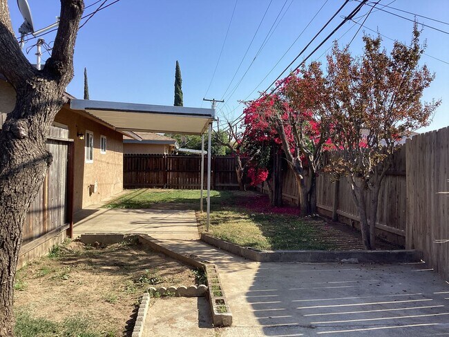 Building Photo - 4424-4426 E Dakota Ave