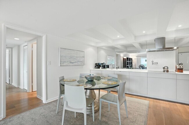 Building Photo - 3951 Gulf Shore Blvd N