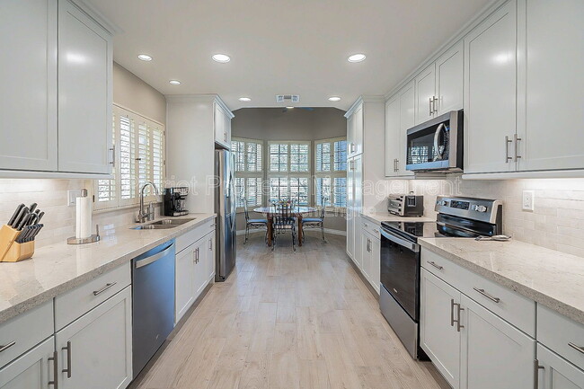 Building Photo - 10527 E Fanfol Ln