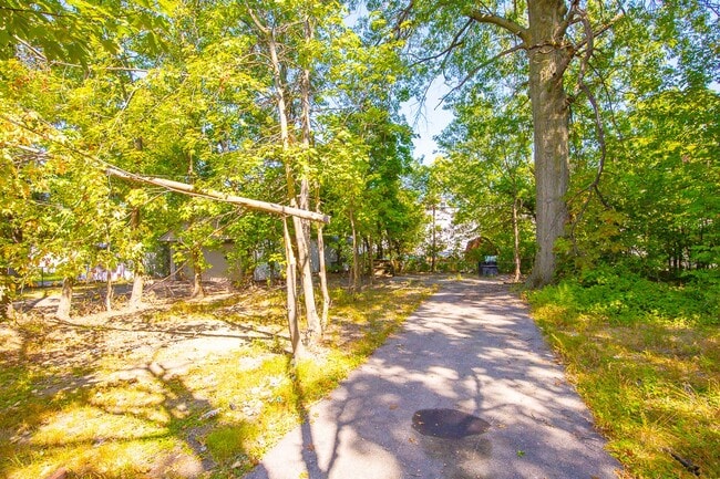 Building Photo - 2 BED 1 BATH SINGLE FAMILY HOME IN EUCLID!