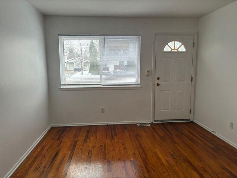 Building Photo - 1353 Stewart Ave