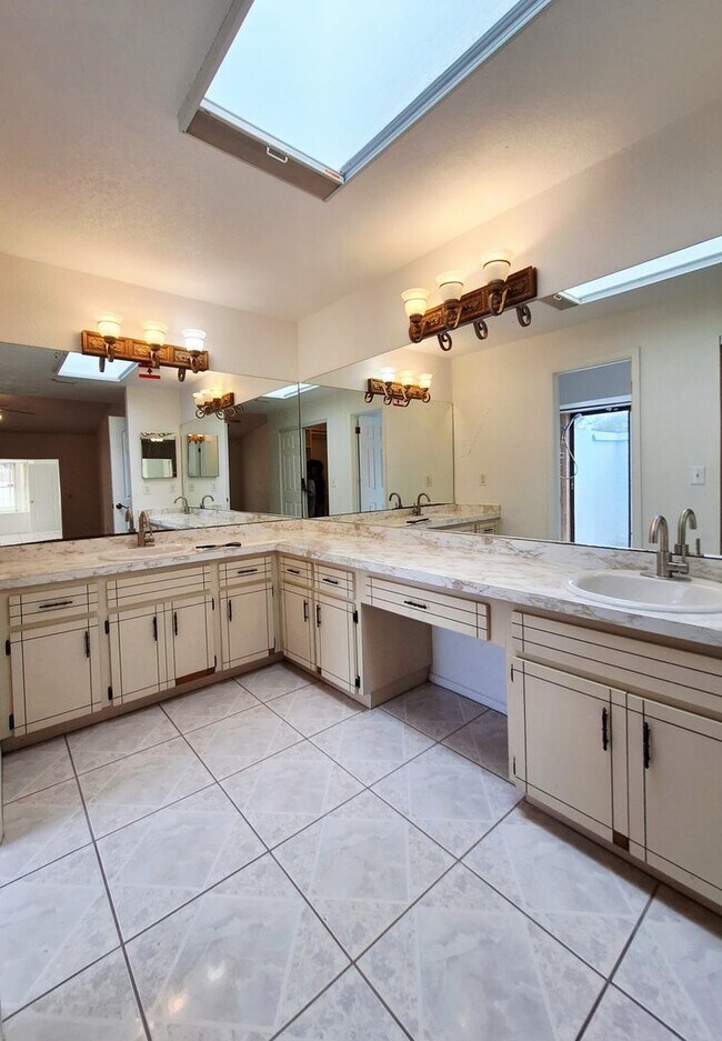 Building Photo - Spacious 4-Bed, 3-Bath Belle Isle Home wit...