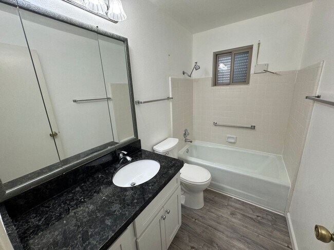 Building Photo - Beautifully Updated  2 Bed - 2 Bath Home in 55 Plus Community in Sunland Village - Mesa, AZ