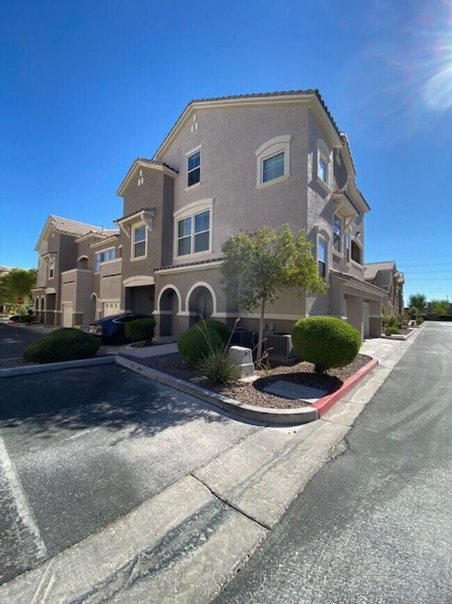 Building Photo - Gorgeous 3 level townhouse with a garage