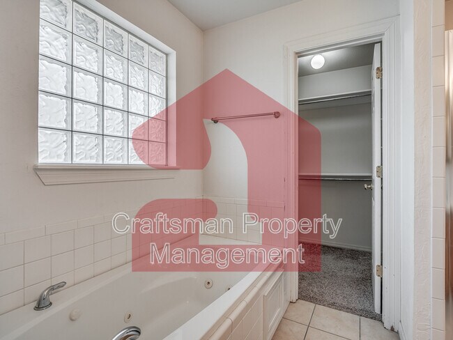 Building Photo - 2707 Silvertree Dr