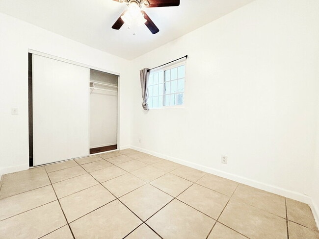 Building Photo - 950 Clela Ave