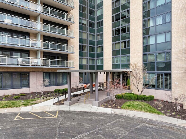 Building Photo - 4545 Wornall Rd