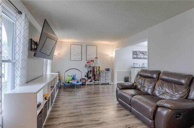 Building Photo - {8615} Remodeled w/ Updated Kitchen + New ...