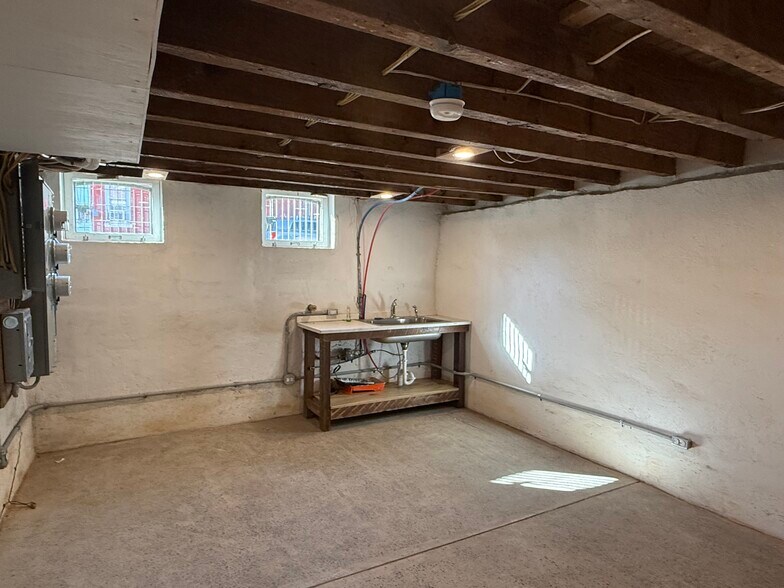 Building Photo - 2851 Boudinot St