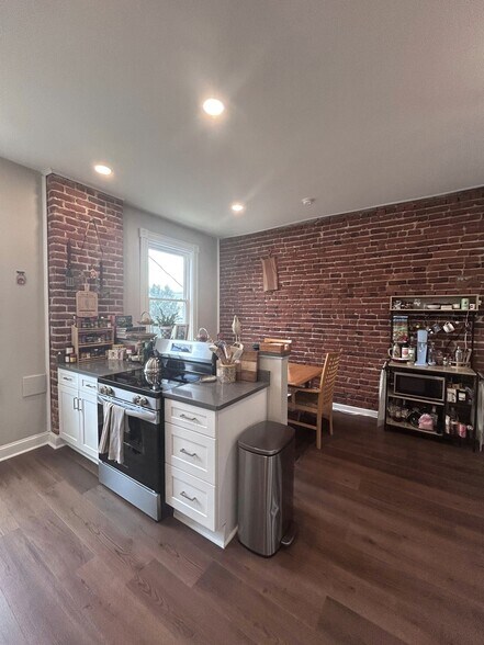 Building Photo - 2123 Stuart Ave