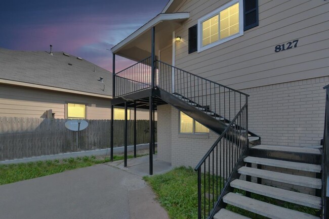 Building Photo - 8127 Colonial Ln