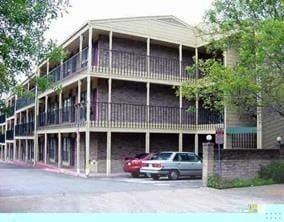 Building Photo - 1/1 Apartment Walking Distance to Shops an...