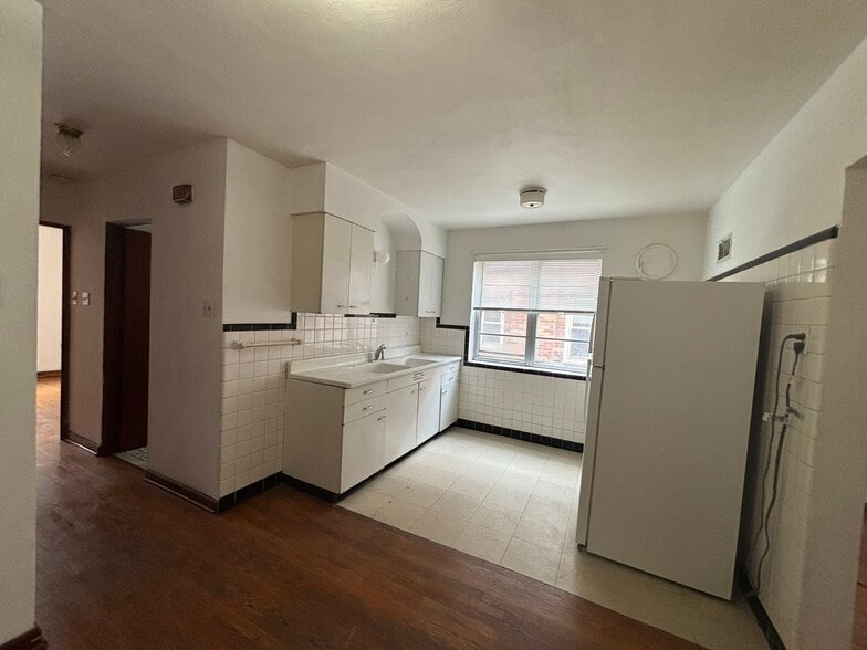 Kitchen - 4993 Mardel Ave