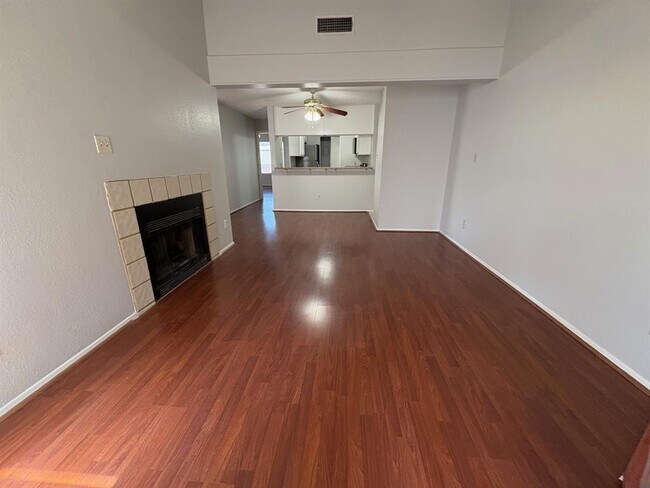 Building Photo - 806 W 24th St