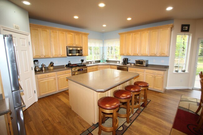 Building Photo - Lovely 4-Bedroom, 2.5-Bathroom Fully Furni...