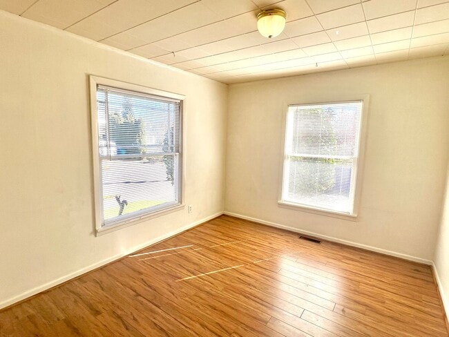 Building Photo - Portsmouth Neighborhood 3 story Home with Laminate H/W Floors, Fenced Backyard