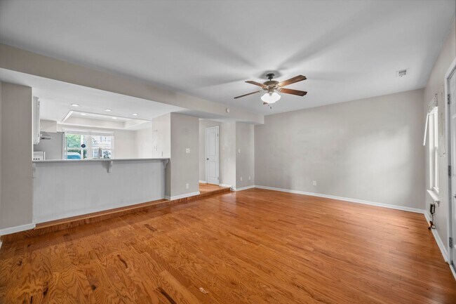 Building Photo - 2 Bed | 1.5 Bath | Private Backyard | Prim...