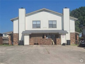 Building Photo - 3703 Hereford Ln