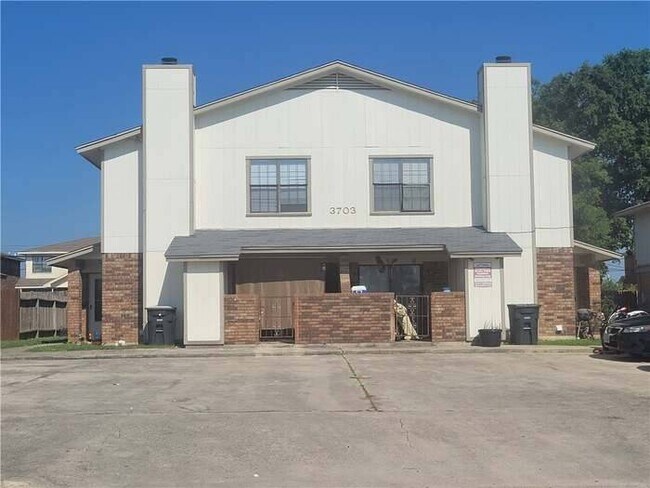 Building Photo - 3703 Hereford Ln