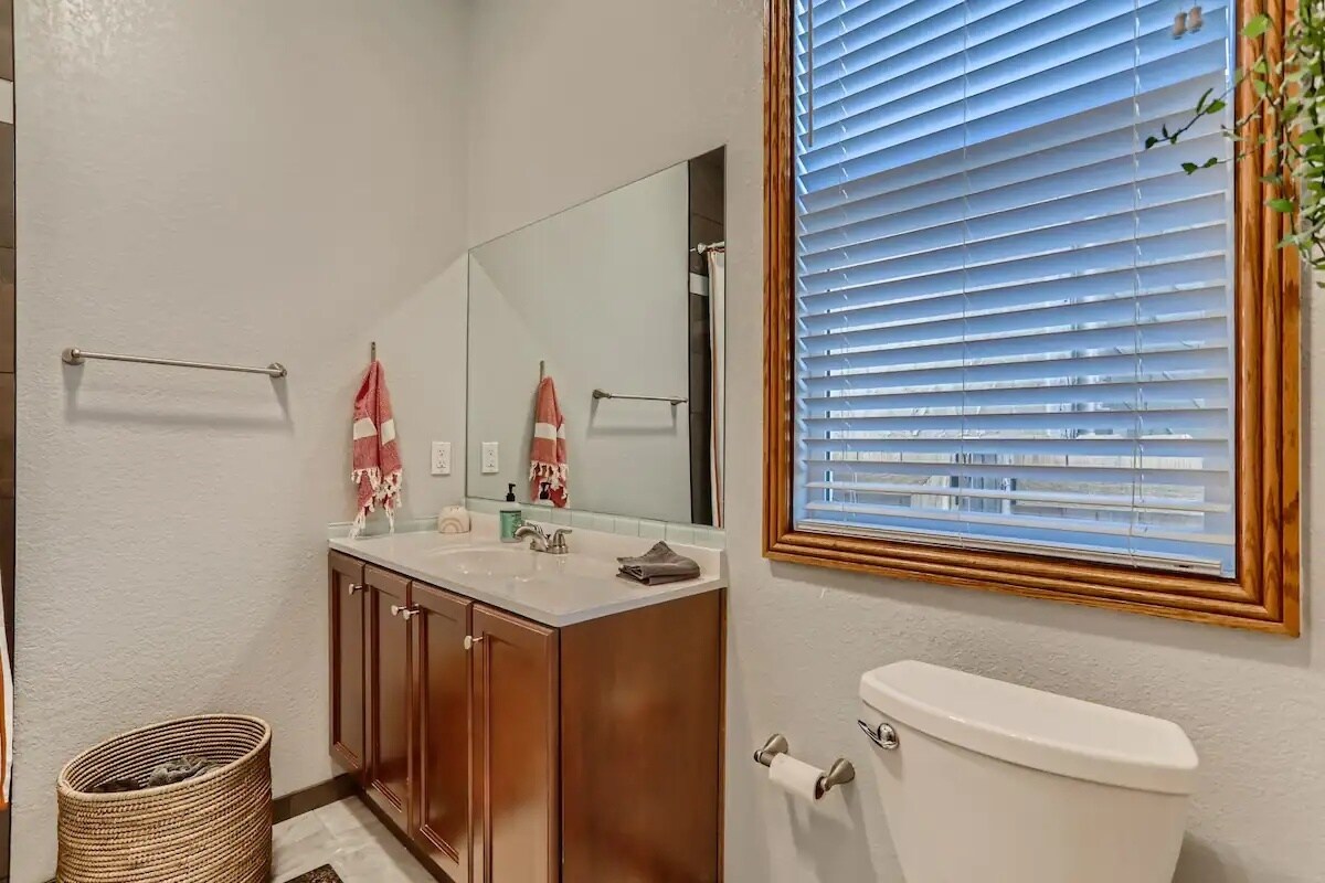 Building Photo - 973 Galapago St