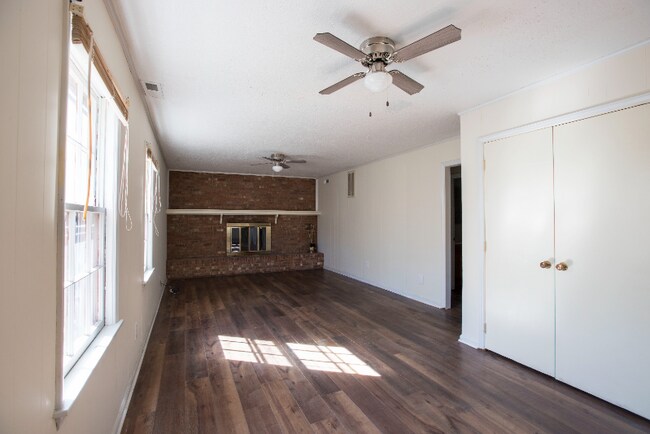 Building Photo - 318 E Millbrook Rd
