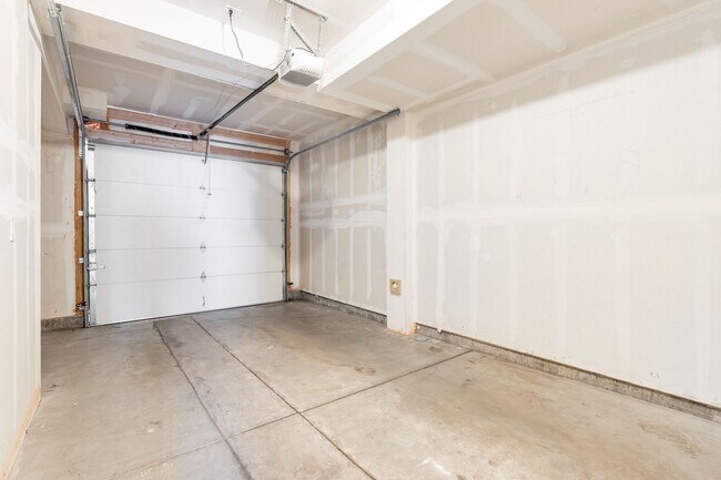 Building Photo - Gorgeous 3 bedroom, 4 bathroom townhome minutes from Sloan's Lake!